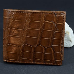 Portafoglio uomo bifold Havana Brown fatto a mano con vera pelle di alligatore dall'atelier di pelletteria Mansarea a Ubrique - Spagna Modello Roma - 33
