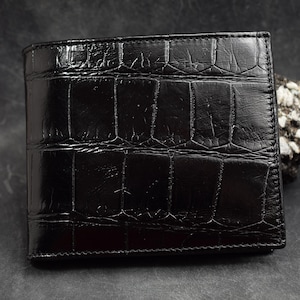 Portafoglio uomo bifold Nero Lucido fatto a mano con vera pelle di alligatore dall'atelier Mansarea a Ubrique - Spagna Modello unico Roma 16
