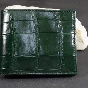 Carteira masculina dobrável Verde Brilhante feita à mão com pele de Jacaré genuína pelo atelier Mansarea em Ubrique - Espanha Modelo FIRENZE - 90