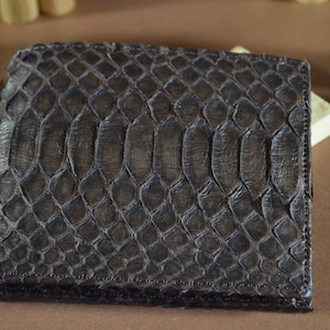 Portafoglio Bifold con Tasca Portamonete per uomo fatto a mano con vera pelle di Pitone Ventre Marrone Modello Roma 4 di atelier Mansarea - Spagna