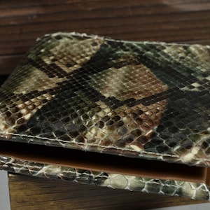 Portafoglio Bifold con Tasca Portamonete Verde Marrone Africa Vera Pelle di Pitone Roma 26 Fatto a Mano da Atelier Mansarea - Spagna