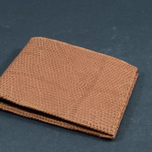 Cartera Bifold para hombre Marrón Camel Mate Hecha a Mano con Piel Auténtica de Lagarto Modelo Firenze por atelier Mansarea España Nº 105
