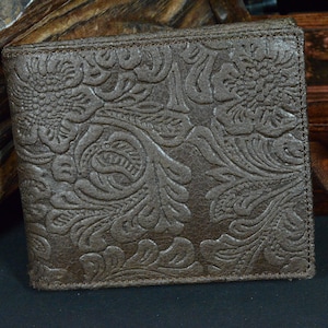 Monedero Tarjetero Bifold para hombre Marrón Oscuro Hispano Piel Genuina de Vacuno grabada Firenze 21 Hecho a mano por atelier Mansarea - España
