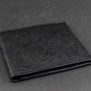 Cartera de hombre de piel auténtica de becerro grabada Firenze Nº 35 negra Hispano hecha a mano por el taller de piel Mansarea en España