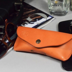 Custodia per occhiali in vera pelle marrone chiaro stile Ray Ban fatto a mano da uomo e donna, regalo per lui, suo padre, mamma, realizzato artigianalmente in Spagna
