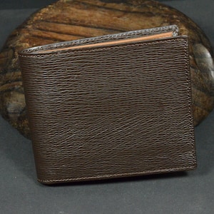 Portafoglio da uomo bifold Groove Brown Vera pelle di vitello goffrata Roma 30 Fatto a mano dall'atelier Mansarea - Spagna