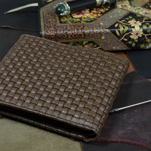 Portafoglio Bifold con Tasca Portamonete per uomo marrone Vera Pelle di Vitello Intrecciata Modello Roma 7 Fatto a Mano da Atelier Mansarea / Spagna