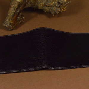 Portafoglio Bifold Uomo con Tasca Portamonete Vera Lucertola Borgogna Scuro Lucido Roma 35 Fatto a Mano da atelier Mansarea - Spagna