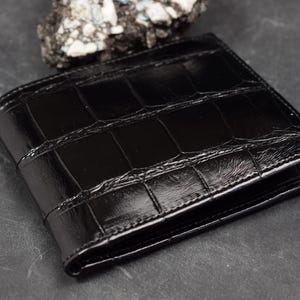 Brieftasche Männer bifold Schwarz Glänzend handgefertigt mit echter Alligatorhaut von atelier Mansarea in Ubrique - Spanien Einzigartige Modell Roma 10