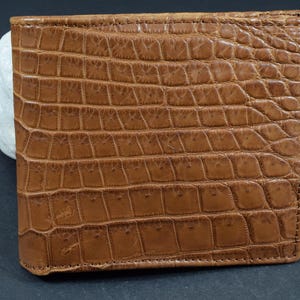 Portafoglio uomo bifold Havana Brown realizzato artigianalmente in vera pelle di alligatore dall'atelier di pelletteria Mansarea a Ubrique - Spagna Modello Roma - 34