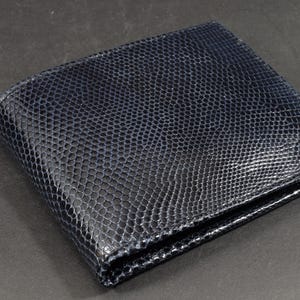 portafoglio bifold da uomo blu scuro lucido portamonete fatto a mano con vera pelle di lucertola n. 48 modello Roma fatto a mano in Spagna dall'atelier MA Leather