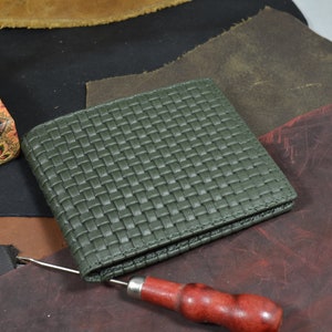 Portafoglio Bifold da uomo in vera pelle di vitello verde con stampa intrecciata modello Firenze 2 realizzato a mano da Atelier Mansarea - Spagna