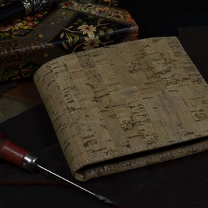 Cartera Bifold con Monedero de Corcho Auténtico Marrón Modelo Roma 13 Fabricada artesanalmente por el taller Mansarea - España