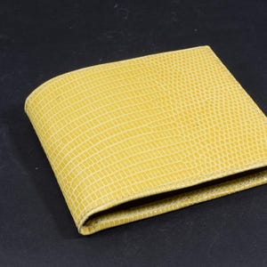 portafoglio bifold da uomo giallo lucido portamonete fatto a mano con vera pelle di lucertola n. 47 modello Roma fatto a mano in Spagna dall'atelier MA Leather