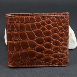 Portafoglio uomo bifold Havana Brown fatto a mano in vera pelle di alligatore dall'atelier Mansarea a Ubrique - Spagna Modello Roma - 32