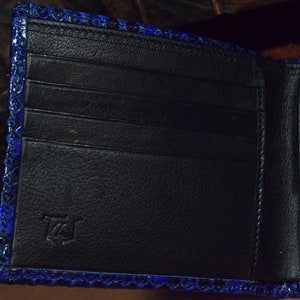 Portefeuille en python véritable bleu brillant modèle Roma 73 à deux volets pour hommes fait main en Espagne image 4