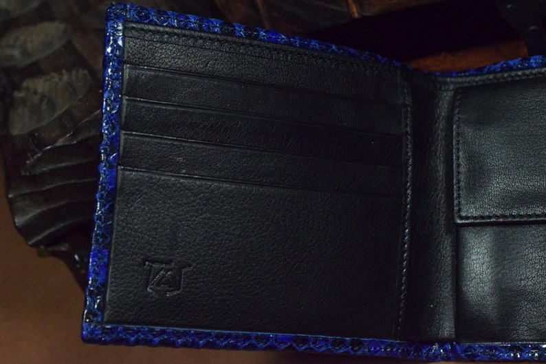 Portefeuille en python véritable bleu brillant modèle Roma 73 à deux volets pour hommes fait main en Espagne image 4