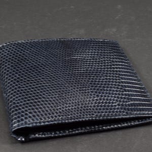 Portemonnee dubbelgevouwen heren blauw glanzend handgemaakt met echte hagedishuid Model Firenze van leeratelier Mansarea in Spanje nr. 110