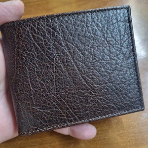 Portafoglio bifold da uomo marrone in vera pelle di vitello Carabu modello Roma n. 48 fatto a mano da Atelier Mansarea - Spagna