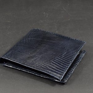 portafoglio bifold da uomo blu scuro lucido portamonete fatto a mano con vera pelle di lucertola n. 50 modello Roma fatto a mano in Spagna dall'atelier MA Leather