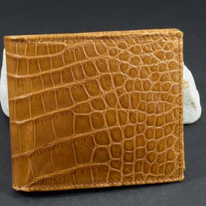 Portafoglio uomo bifold noce marrone fatto a mano in vera pelle di alligatore dall'atelier Mansarea a Ubrique - Spagna Modello Roma - 31