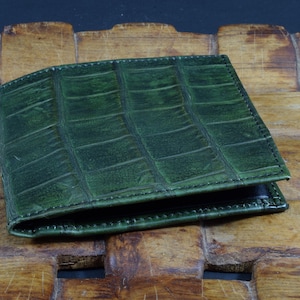 Cartera de hombre bifold Verde Mate hecha a mano con auténtica piel de Cocodrilo por atelier Mansarea en Ubrique - España Modelo Roma - 9
