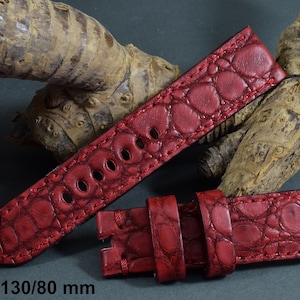 Op de afbeelding: Rood alligator-geëmbost lederen horlogeband met een gespsluiting. Het band is 24/22 mm breed en 130/80 mm lang.