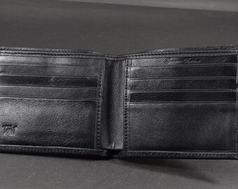 エンボス加工ブラックレザー二つ折り財布：ハンドメイドヒスパノカーフ