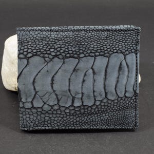 Portafoglio Bifold uomo Nero Fatto a Mano con Vera Pelle di Struzzo con Finitura Nubuck Modello Firenze di atelier Mansarea Spagna No. 103
