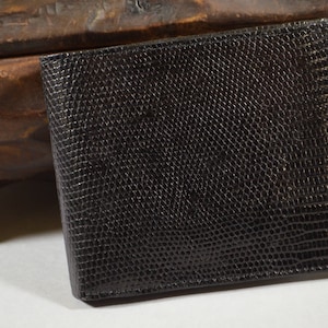 Portafoglio Bifold con Tasca Portamonete per uomo fatto a mano con Vera Pelle di Lucertola Nero lucido Roma 62 di Atelier Mansarea - Spagna