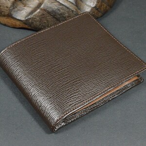 Portafoglio Bifold per Uomo con Tasca Portamonete Marrone Fatto a Mano con Vera Pelle di Vitello Roma 29 Groove Marrone da atelier Mansarea - Spagna