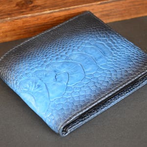 Portafoglio Bifold da uomo fatto a mano con vera pelle di struzzo Blue Fantasy Roma 44 in Spagna dall'atelier Mansarea regalo per lui