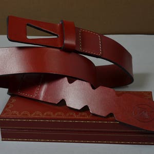 Handgjort rött läderbälte: Pildesign, 35 mm kalvskinn