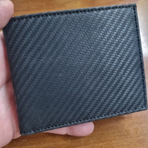 Portafoglio bifold da uomo in vera pelle di vitello nera effetto fibra di carbonio modello Roma n. 50 realizzato a mano da Atelier Mansarea - Spagna