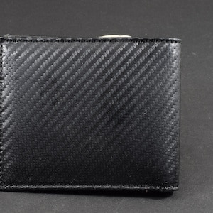 Cartera de hombre plegable en piel de becerro auténtica color negro símil fibra de carbono Firenze nº 33 hecha a mano por el taller de piel Mansarea en España