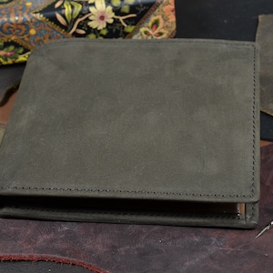 Portafoglio Bifold con Tasca Portamonete Marrone Vera Pelle di Vitello Nabuk Roma 2 Fatto a Mano da Atelier Mansarea - Spagna