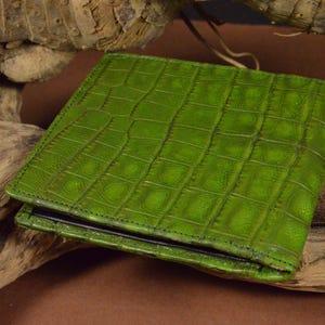 Cartera de hombre bifold Verde Mate hecha a mano con auténtica piel de Cocodrilo por atelier Mansarea en Ubrique - España Modelo Roma - 8