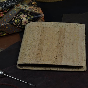 Cartera Bifold con Monedero Piel de Corcho Auténtico Marrón Roma 11 Hecha a Mano por Atelier Mansarea - España