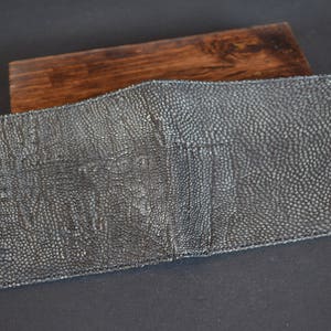 Cartera Bifold Hombre Negro Mate Piel Auténtica Pierna de Avestruz Roma 46 Hecha a mano en España por atelier Mansarea regálale