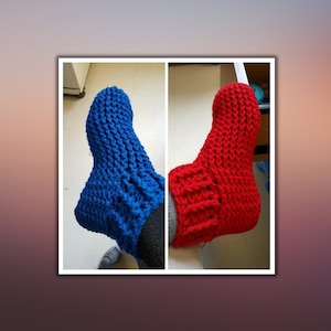 Peut inclure: Une paire de chaussettes de pantoufles crochetées, une bleue et une rouge.