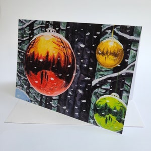 Cartes artistiques Boules de Noël dans une scène enneigée // 2 cartes ou plus // Cartes de voeux vierges // Cartes de vœux