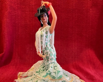 Marin Chiclana Bailaora de Flamenco. Muñeca de recuerdo jugando castañuelas con vestido verde con encaje dorado y blanco. Década de 1970.