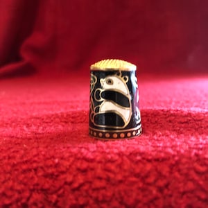 ヴィンテージ七宝焼き指ぬき パンダと竹の模様 黒背景 金属とエナメルで作られ 高さ 20 mm 1970 年頃