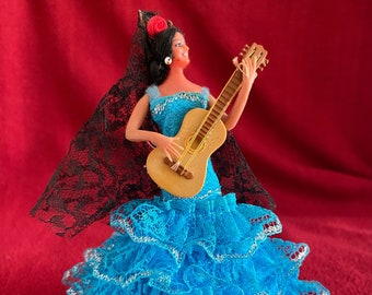 Marin Chiclana Muñeca souvenir femenina bailaora flamenca con guitarra. Vestido azul. 1970