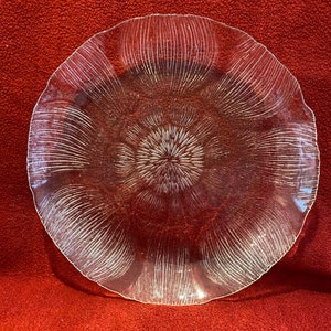 Arcoroc Fleur piatto laterale in vetro trasparente pressato. Verrerie Cristallerie D'Arques Francia. Fatto in Francia. Disegno floreale. anni '70