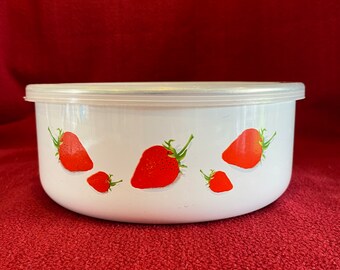 Recipiente esmaltado con estampado de fresas y tapa de plástico. Contenedor de almacenamiento. Artículos para picnic. Contenedor de almuerzo. 1980