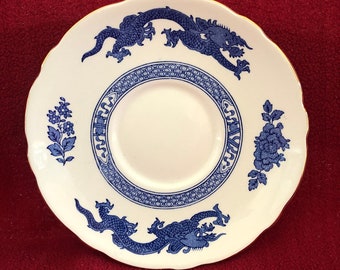 Royal Cauldon Blue Dragon Ceramic China Soup Bowl Soucoupe Wavy Edge Fabriqué en Angleterre Bleu et Blanc avec Jante En Or. Vers les années 1930