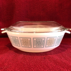 Phoenix Opaleware Geometric Celtic Greek Pattern 1 pinta Plato de cazuela con tapa. Década de 1960.
