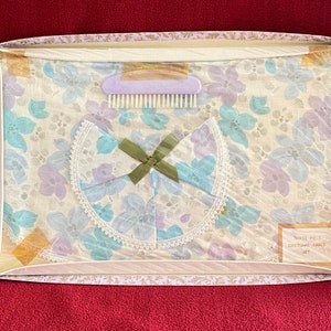 Conjunto de toalhas de mesa de vestir de algodão floral em caixa, três peças. Embalagem original. Década de 1960