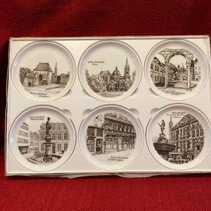 Furstenberg porslins souvenirset med sex små dekorativa prydnadsfat med bruna transferware-illustrationer av tyska landmärken